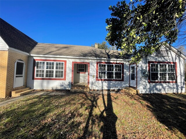 926 S Cass St, Centerville, TX 75833 - ranch-style house featuring entry steps and a front lawn