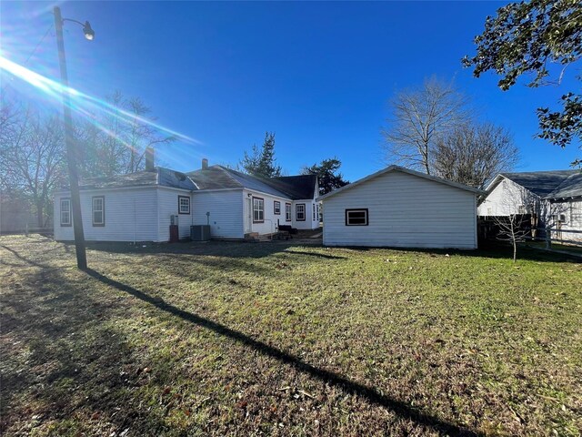 926 S Cass St, Centerville, TX 75833 - back of house with a yard