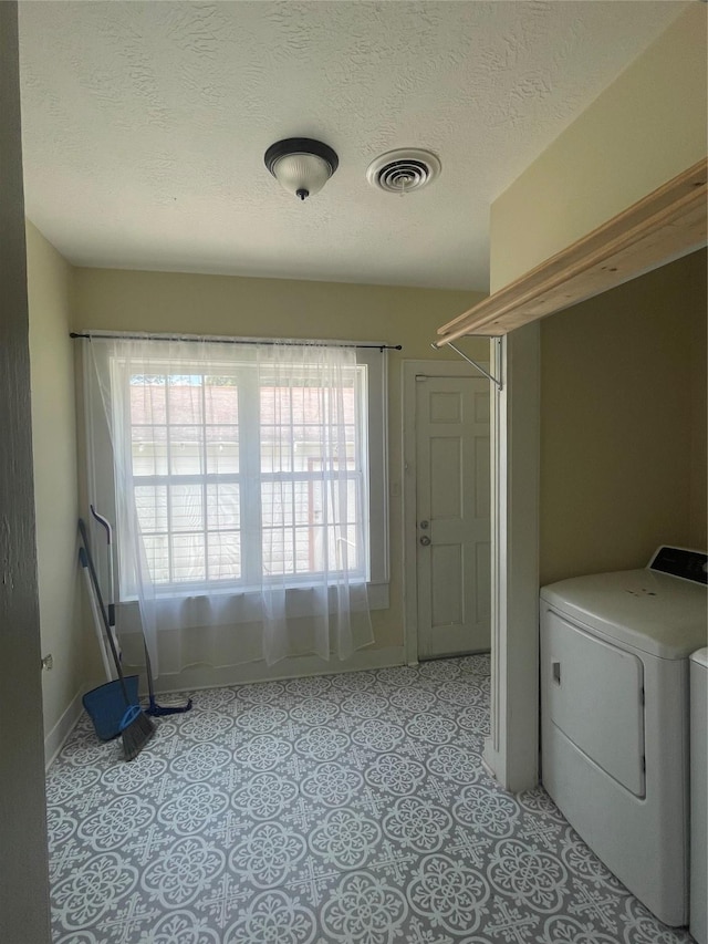 926 S Cass St, Centerville, TX 75833 - laundry area with a textured ceiling and separate washer and dryer