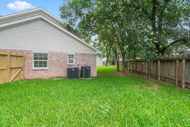8215 Twining Oaks Ln, Spring, TX 77379 - view of fenced backyard
