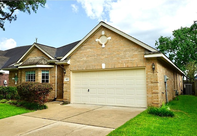 14811 Horse Creek Ln, Sugar Land, TX 77498 - ranch-style home featuring driveway, a garage, brick siding, and a front lawn