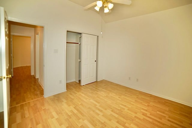 14811 Horse Creek Ln, Sugar Land, TX 77498 - unfurnished bedroom with light wood-style floors, a closet, a ceiling fan, and vaulted ceiling