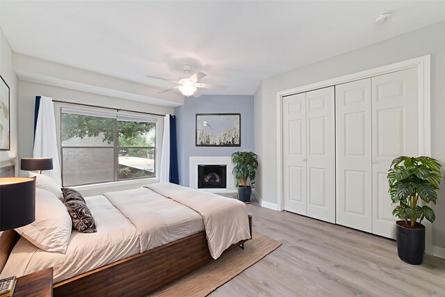 2601 S Braeswood Blvd Unit 302, Houston, TX 77025 - bedroom with a closet, light wood finished floors, and ceiling fan