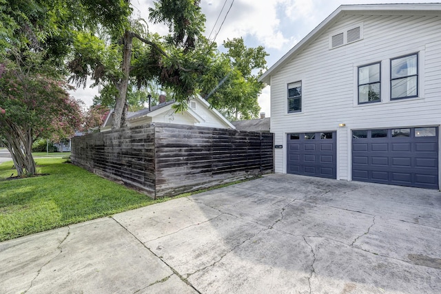 936 W Temple St, Houston, TX 77009 - view of side of home featuring driveway, an attached garage, and a yard