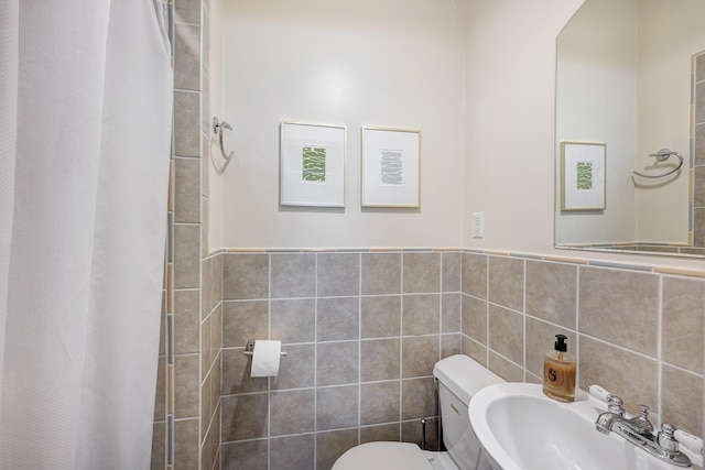 936 W Temple St, Houston, TX 77009 - full bath featuring curtained shower and tile walls