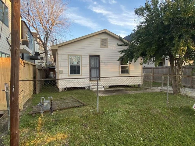 223 Cockerel St, Houston, TX 77018 - rear view of house featuring entry steps and a fenced backyard
