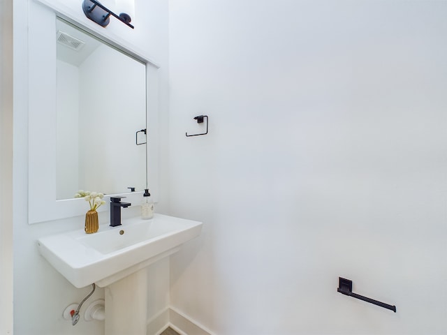 8319 Springwood Canyon Ln, Houston, TX 77055 - bathroom with baseboards