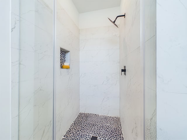 8319 Springwood Canyon Ln, Houston, TX 77055 - bathroom featuring tiled shower