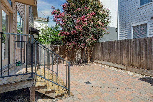 5708 Petty St Unit B, Houston, TX 77007 - fenced backyard featuring a patio