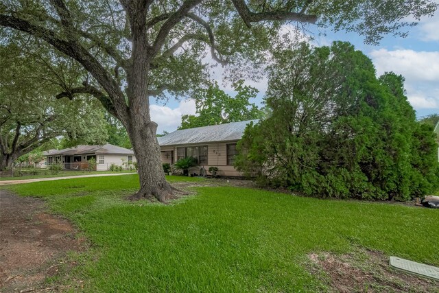 513 Frankie St, Wharton, TX 77488 - view of grassy yard