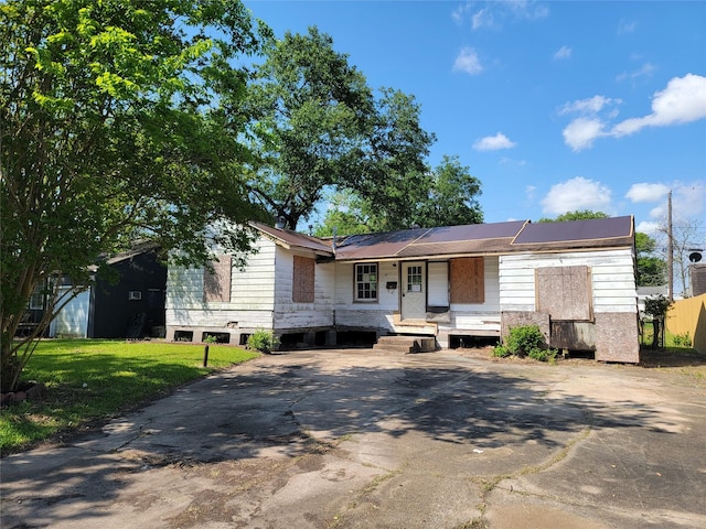 506 S Iowa St, La Porte, TX 77571 - view of front facade with a porch, driveway, and a front yard