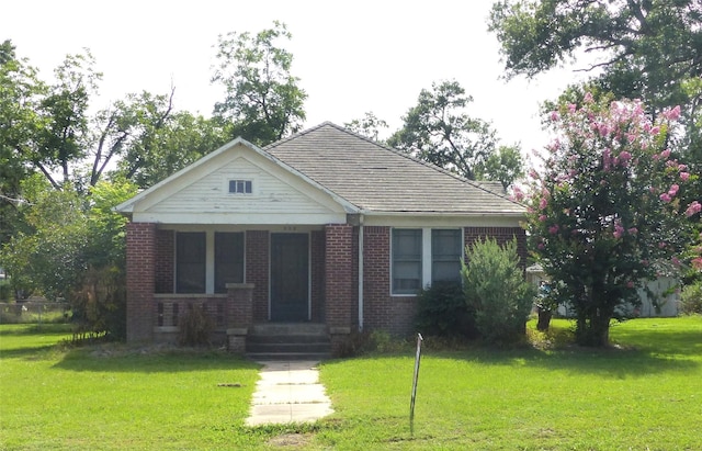 408 N Meyer St, Sealy, TX 77474 - bungalow-style home with brick siding and a front lawn