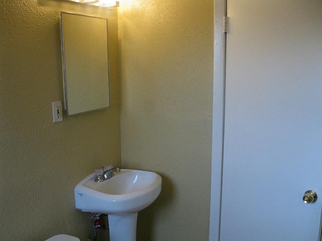 4911 Delano St, Houston, TX 77004 - view of bathroom