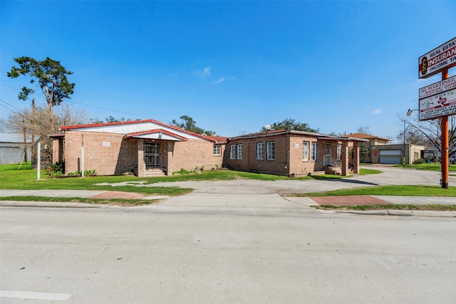 4110 N Main St, Houston, TX 77009 - ranch-style home with brick siding