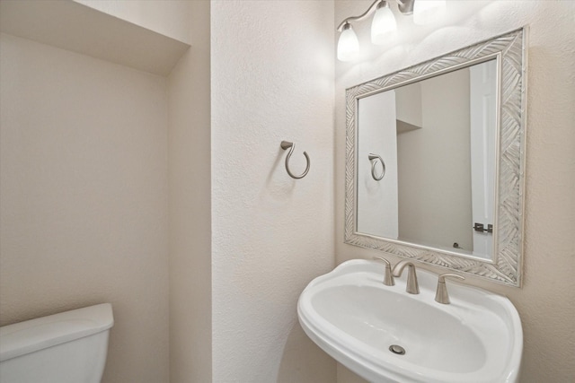 15411 Driftwood Oak Ct, Houston, TX 77059 - half bath featuring a sink and toilet
