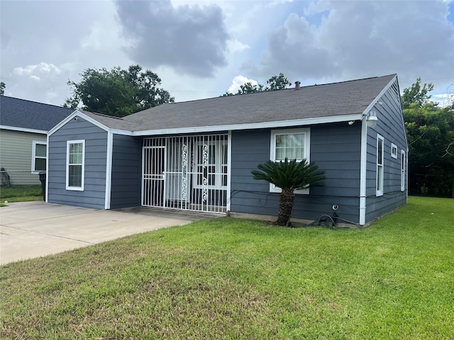 7001 Kassarine Pass, Houston, TX 77033 - view of front of house featuring a front lawn and a patio area