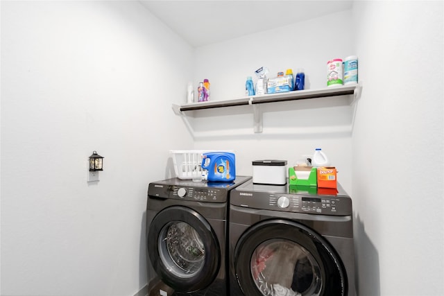 7730 Robert Ln, Rosharon, TX 77583 - laundry area featuring washing machine and clothes dryer
