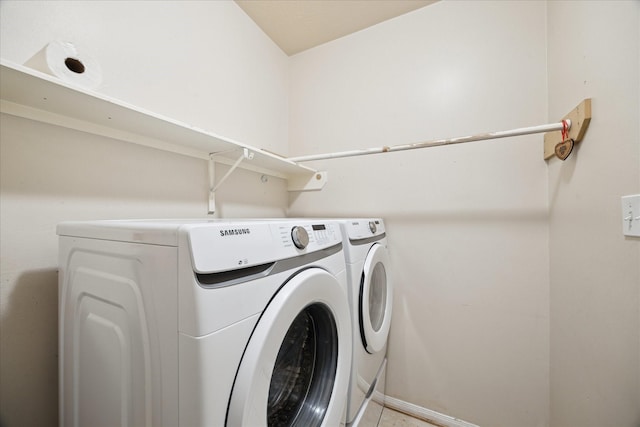 6111 Branch Lake Dr, Houston, TX 77066 - laundry room with washing machine and clothes dryer and baseboards