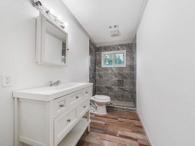 5010 Riverview Dr, Alvin, TX 77511 - bathroom featuring tiled shower, vanity, and wood finished floors