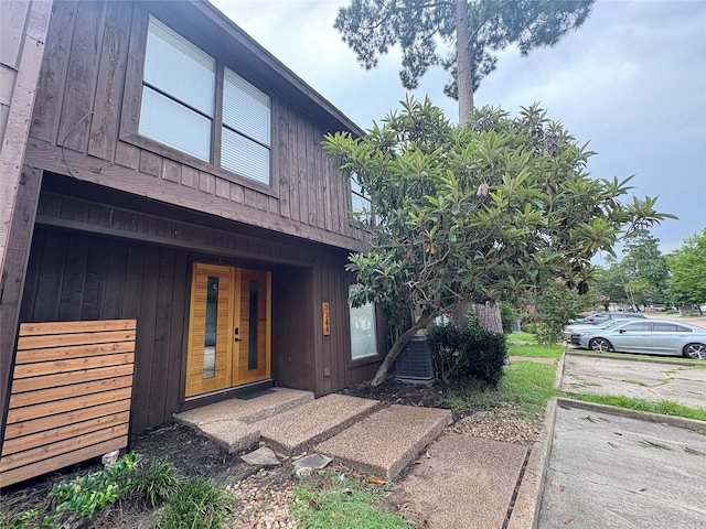 3244 Poe Dr, Montgomery, TX 77356 - entrance to property featuring board and batten siding
