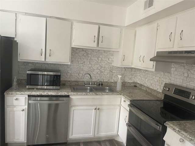 5625 Antoine Dr Unit 1011, Houston, TX 77091 - kitchen featuring stainless steel appliances, under cabinet range hood, backsplash, white cabinets, and light countertops