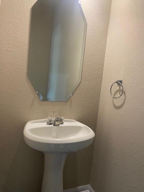 16707 Libson Falls Dr, Houston, TX 77095 - bathroom featuring a textured wall