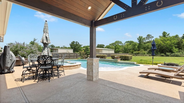 15314 Icet Creek Ave, Mont Belvieu, TX 77523 - view of swimming pool featuring a patio area, a pool with connected hot tub, and a fenced backyard