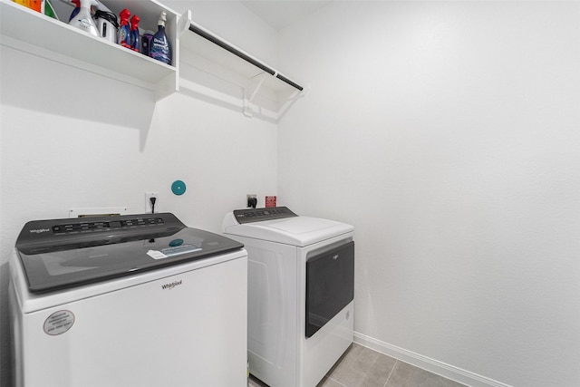 4101 Split Ivy Dr, Houston, TX 77080 - laundry area with washing machine and clothes dryer and baseboards