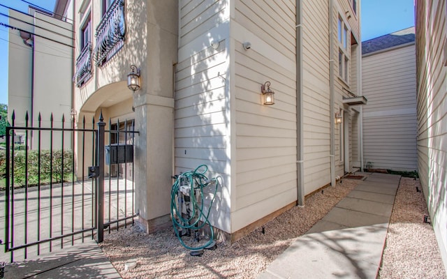 517 Fowler St, Houston, TX 77007 - view of side of home featuring a gate