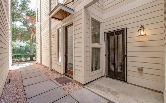 517 Fowler St, Houston, TX 77007 - entrance to property featuring a patio