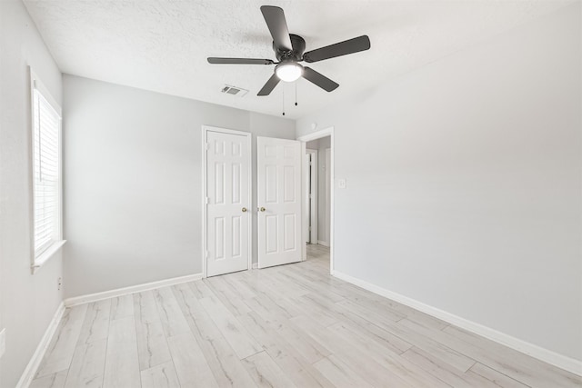 10329 Fairfax St, Houston, TX 77029 - unfurnished bedroom featuring light wood finished floors, a closet, and ceiling fan