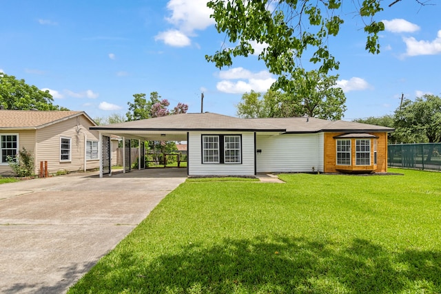 1000 W Thomas Ave, Pasadena, TX 77506 - view of front facade featuring driveway and a carport