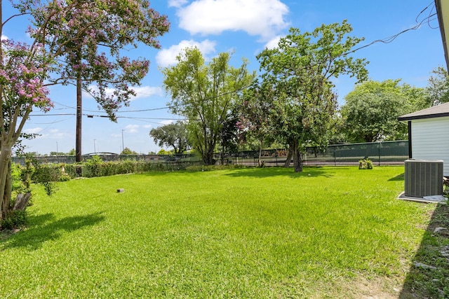 1000 W Thomas Ave, Pasadena, TX 77506 - view of fenced backyard