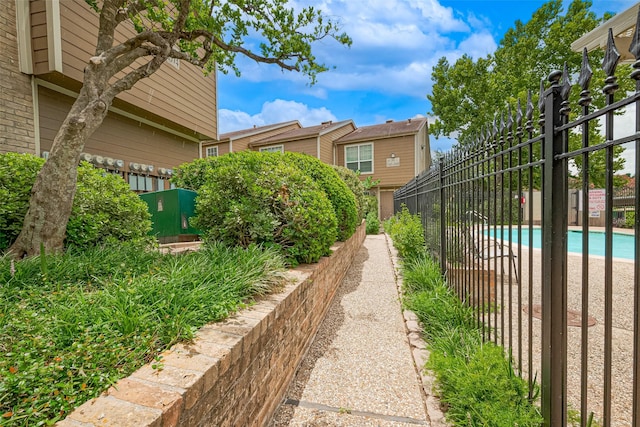 1860 White Oak Dr Unit 334, Houston, TX 77009 - view of yard featuring a community pool