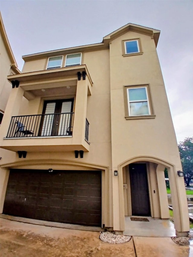 3333 Kilgore St, Houston, TX 77021 - view of front of house featuring a balcony, a garage, and stucco siding