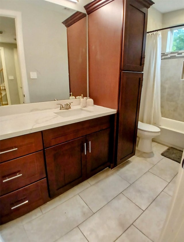 3333 Kilgore St, Houston, TX 77021 - full bath featuring vanity, tile patterned floors, and shower / tub combo with curtain