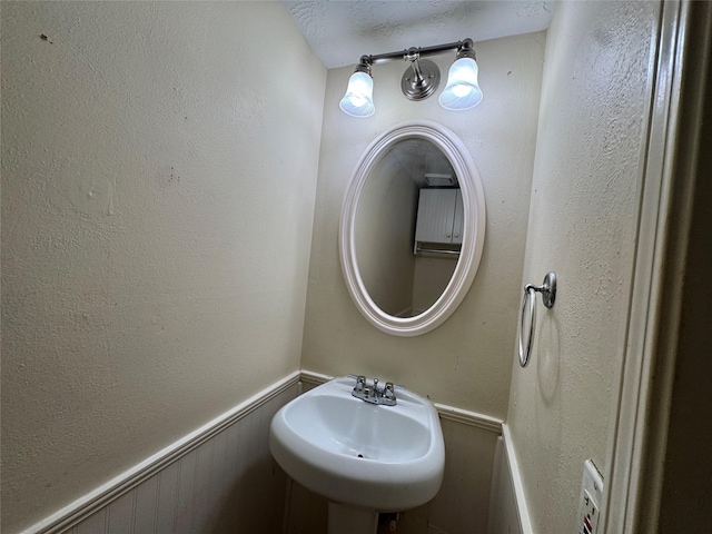 3 Ridgeline Ct, The Woodlands, TX 77381 - bathroom with a sink and a textured wall