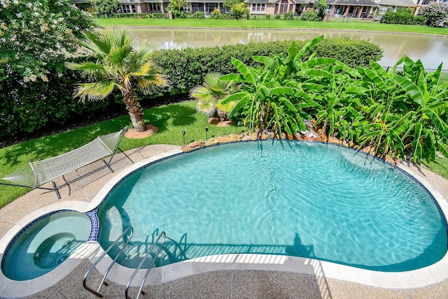 1006 Pointe Loma Dr, Sugar Land, TX 77479 - view of swimming pool featuring a pool with connected hot tub and a water view
