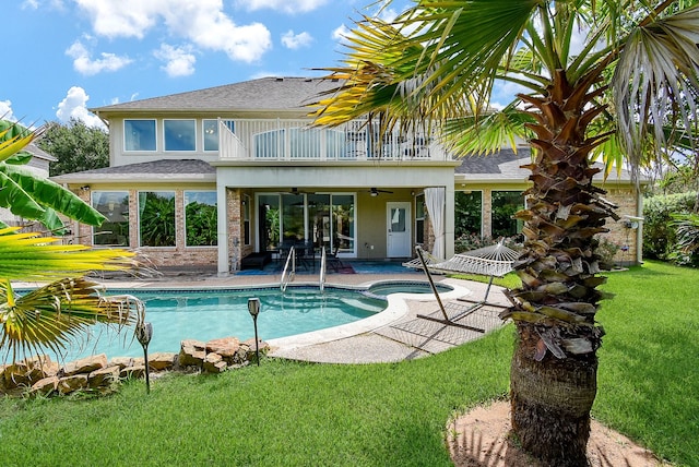 1006 Pointe Loma Dr, Sugar Land, TX 77479 - view of pool with a ceiling fan, a yard, a patio, and a pool with connected hot tub