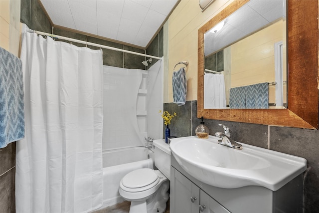 4505 Memorial Dr, Waco, TX 76711 - full bathroom with vanity and shower / tub combo with curtain