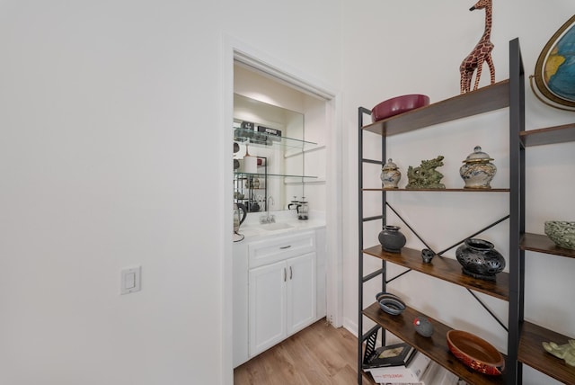 4904 Feagan St Unit 1, Houston, TX 77007 - indoor wet bar with light wood finished floors
