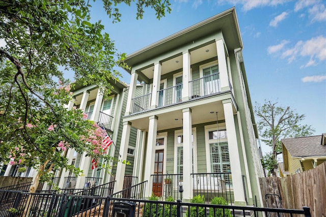 1035 Waverly St Unit B, Houston, TX 77008 - townhome / multi-family property with a balcony, a fenced front yard, and a porch