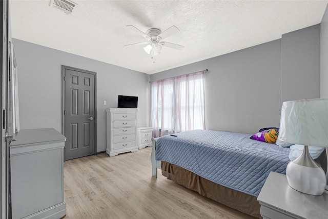 17103 Scuttle Way, Crosby, TX 77532 - bedroom with light wood-style floors, a ceiling fan, and a textured ceiling
