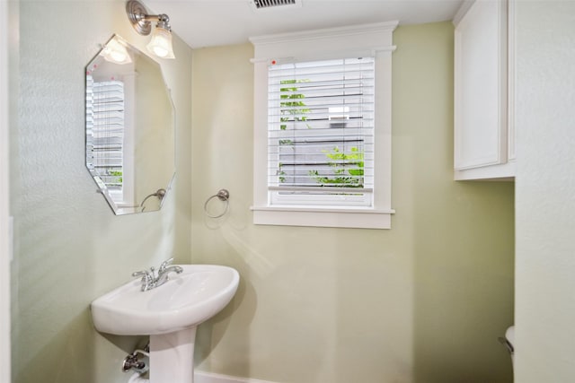 606 E 27th St, Houston, TX 77008 - half bath featuring baseboards and toilet