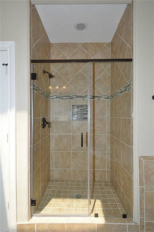 5325 Petty St Unit B, Houston, TX 77007 - bathroom with a stall shower