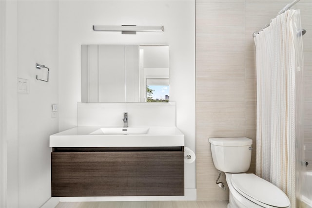 509 W Drew St, Houston, TX 77006 - full bathroom featuring vanity and shower / bathtub combination with curtain