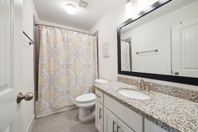 3715 Oakroc Grv, Houston, TX 77018 - full bath featuring vanity and shower / tub combo with curtain