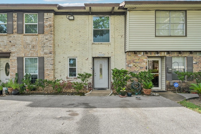 10676 Hazelhurst Dr, Houston, TX 77043 - townhome / multi-family property with brick siding