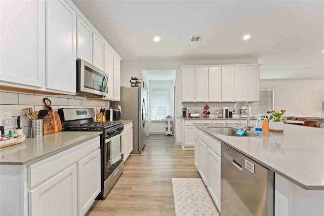 7902 Sleek Flock Ln, Rosharon, TX 77583 - kitchen featuring stainless steel appliances, backsplash, light countertops, light wood finished floors, and recessed lighting