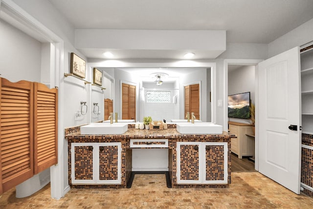 6803 Las Brisas Dr, Houston, TX 77083 - kitchen featuring a sink and a peninsula